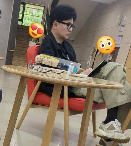 지난 11일 한동훈 전 국민의힘 비상대책위원장이 서울 서초구 양재도서관에서 책을 읽고 있는 모습. <온라인 커뮤니티 캡처>